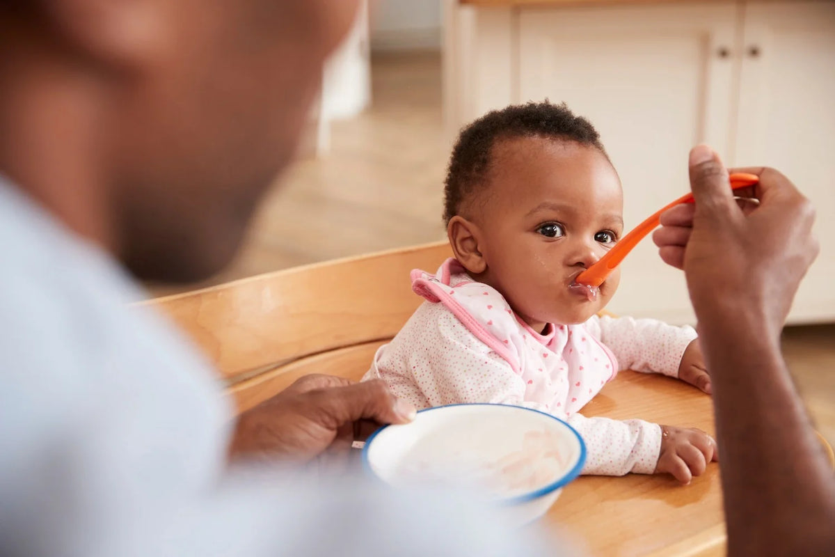 bébé mange une purée