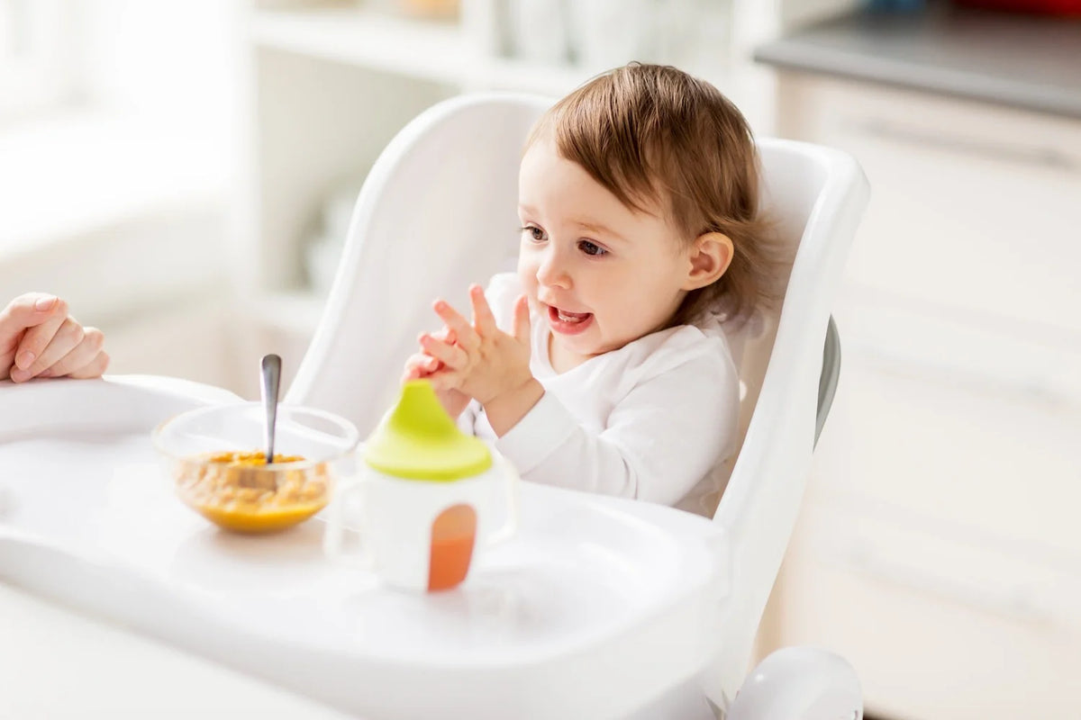 bébé prend son repas