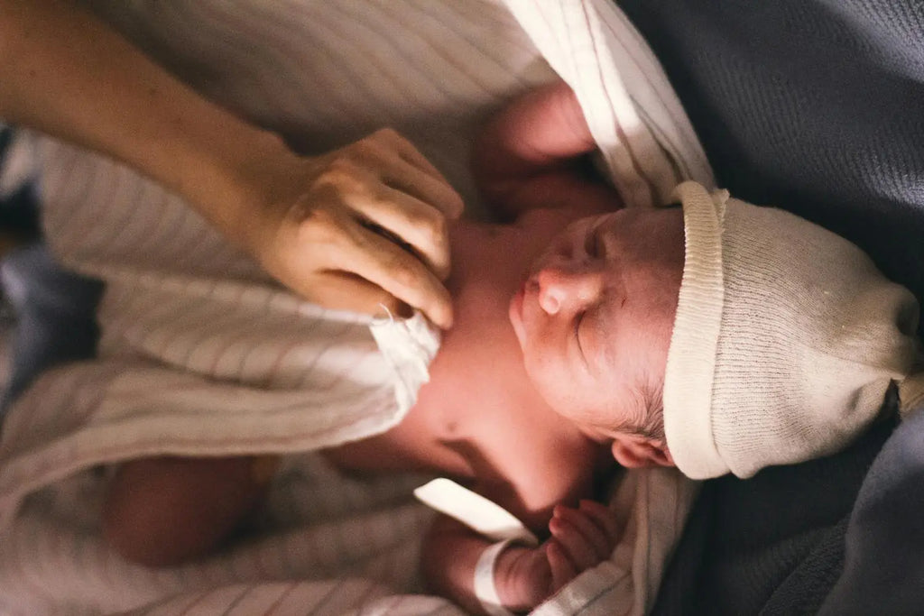 Emmailloter bébé : bonne ou mauvaise idée ?