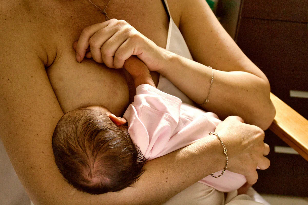maman qui allaite bébé quand il fait chaud