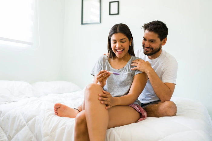 couple avec un test de grossesse positif