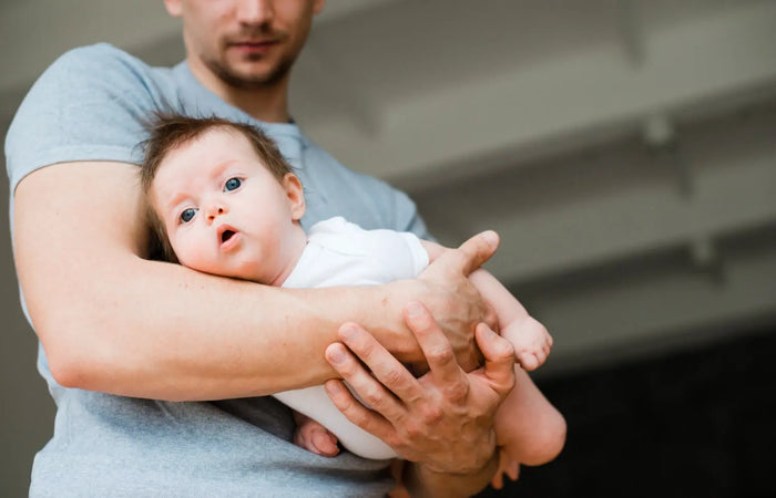 bébé constipé en position panthère