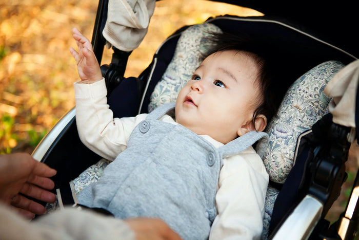 changer la couche de bébé à l'extérieur