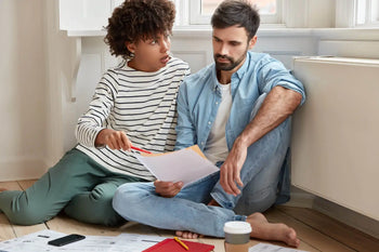 couple se répartit la liste des choses à faire
