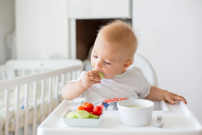 bébé mange des morceaux