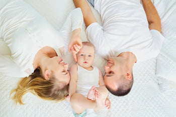 parents et bébé cherchant le sommeil